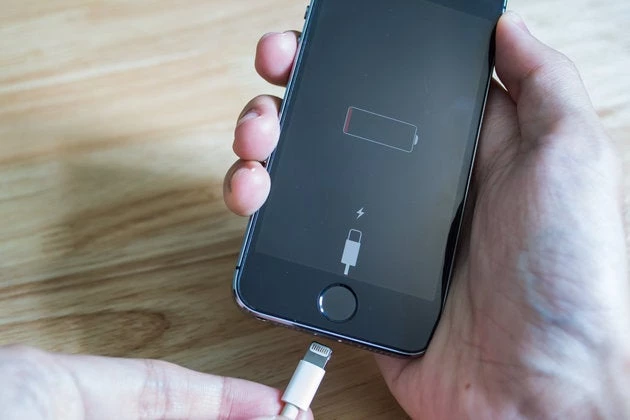 Τελειώνει η μπαταρία στο iPhone; Αυτό το απλό κόλπο θα φορτίσει το κινητό σε πέντε λεπτά